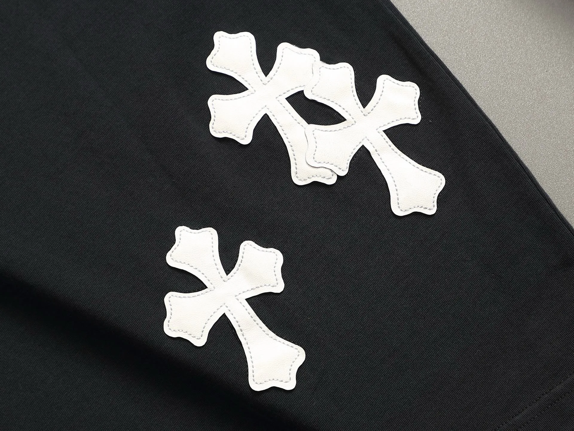 🅿️220 Chrome hearts ch Chrome hearts cross leather short-sleeved T-shirts. Large version. Loose and stylish. The difference is the low version, the slim version, the upper body and the crotch. 100% commitment: top quality, not fast food. The highest version on the market. Top quality, 320 grams. 26 custom-dyed double yarn cotton, same style for men and women, complete with three standards. Color: black, purple, khaki, brown Size: XS-L Size chart: